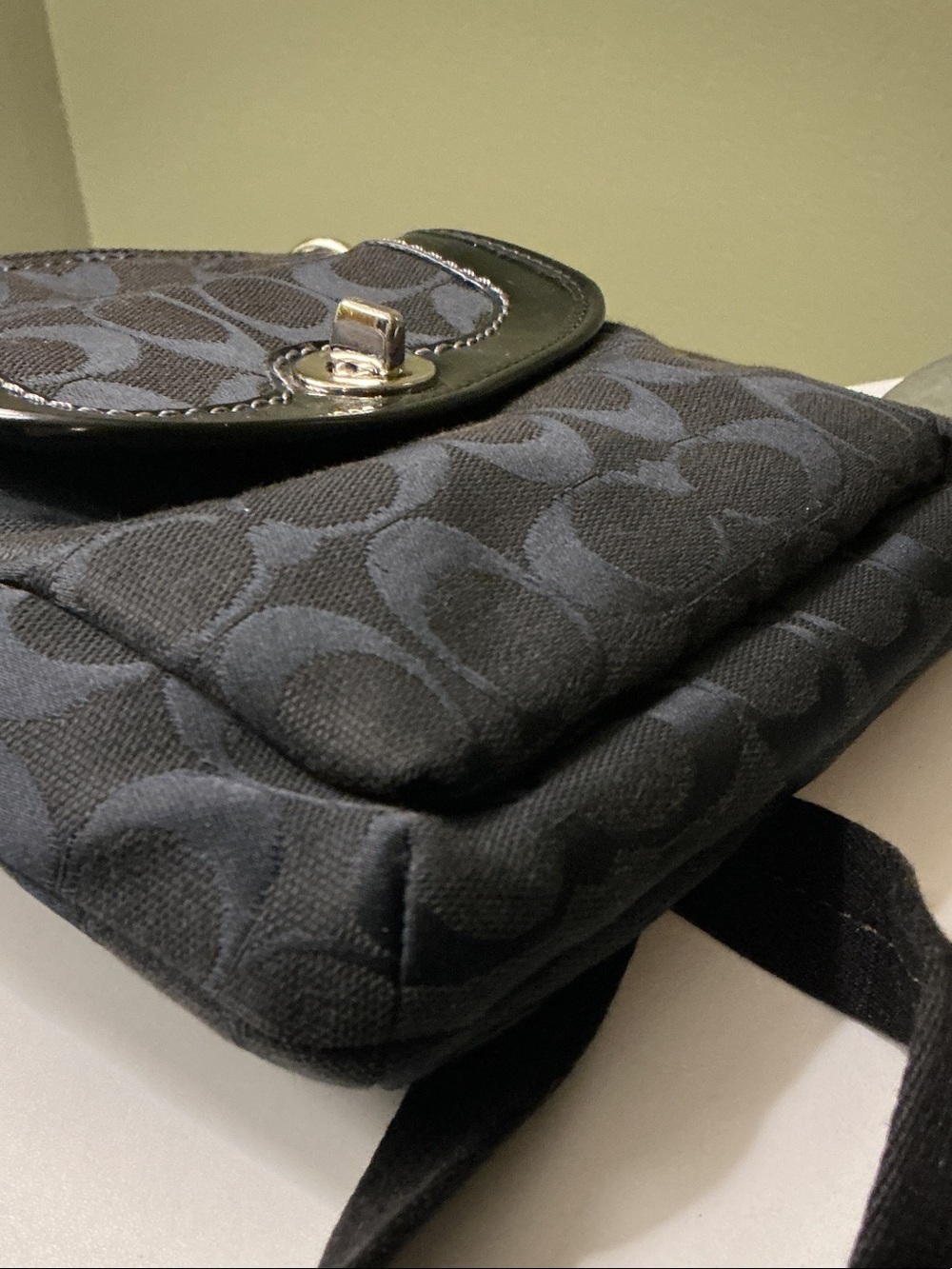 Coach Black Signature Canvas Crossbody with Turnlock Pocket Patent Trim Y2K GUC - Picture 9 of 10